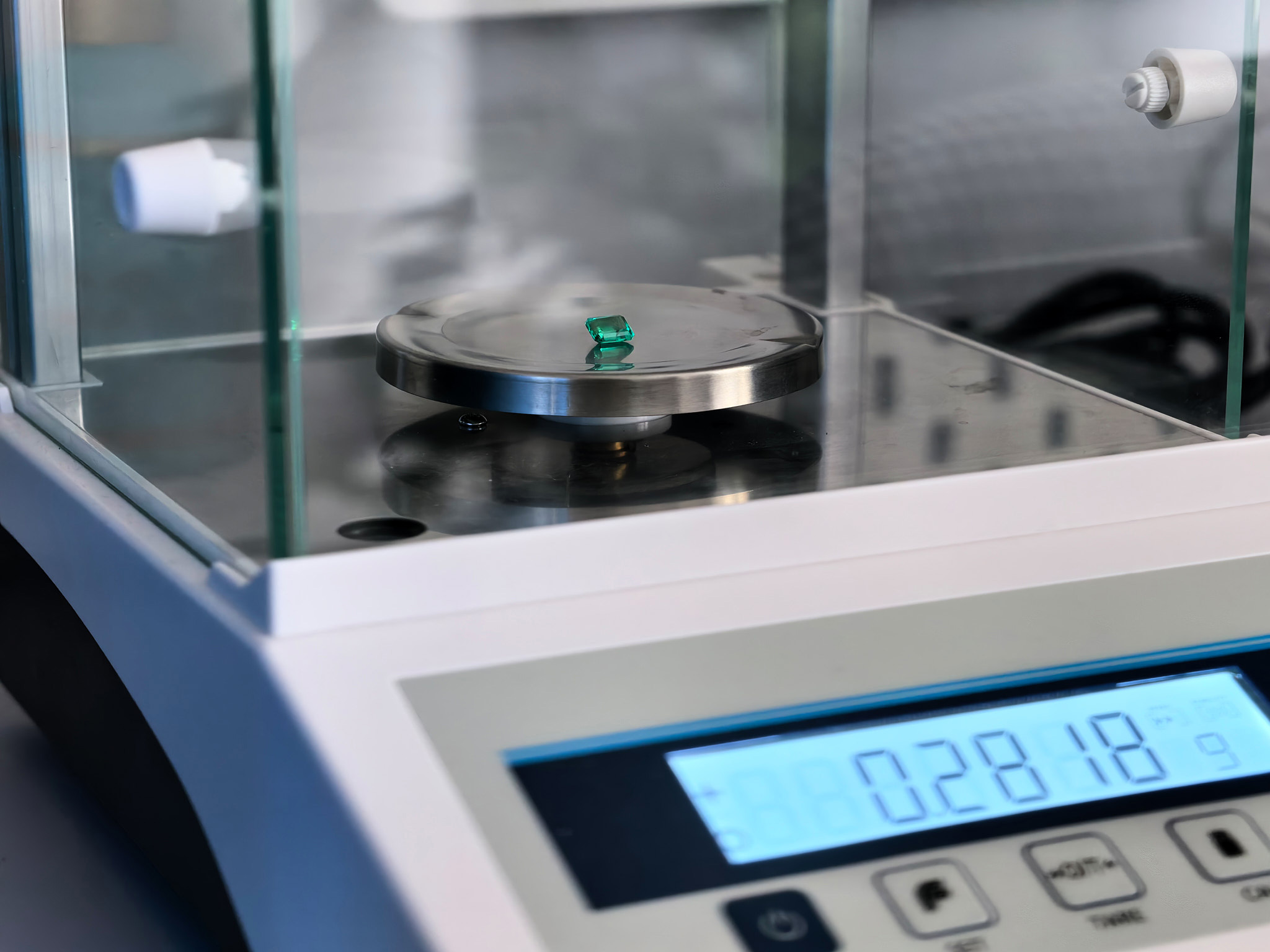 Obróbki i ulepszenia kamieni szlachetnych: wypełnianie