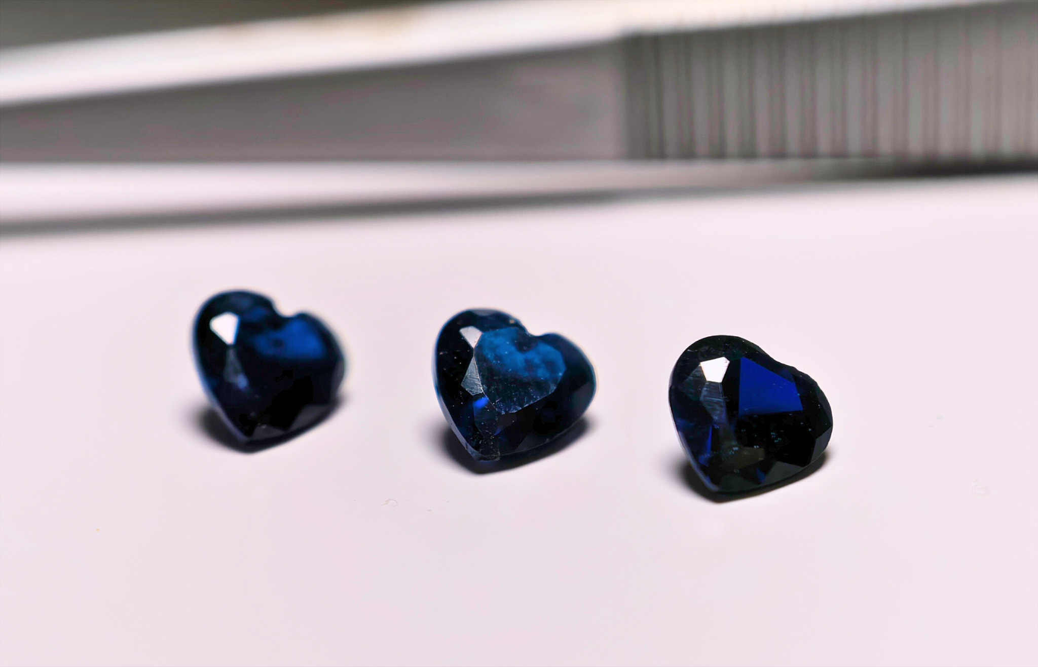 Obróbki i ulepszenia kamieni szlachetnych: napromienianie